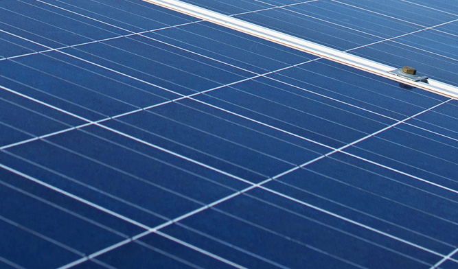 多晶矽－多晶矽太陽能光電板(Polycrystalline silicon)的光電轉換效率不如單晶矽高，但成本與單晶矽相同，故現已逐漸退出市場。