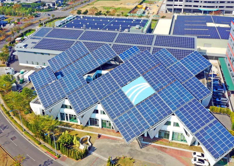 打造綠能科技園區-聚恆新廠於102年7月21日落成，為全台灣首座將太陽能發電與建築結合一體的大型綠色多功能廠辦。