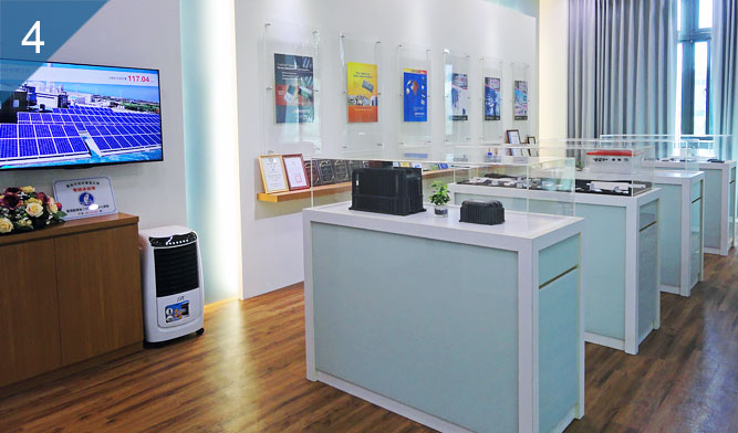 聚恆科技產品與形象展示廳-陳列公司部份販售產品與小型系統套件，產品與形象海報，外側的螢幕看板顯示各系統裝機容量與目前狀態做為展示。