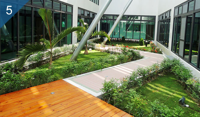 聚恆科技空中花園-辦公區二樓中庭的主體為空中花園，除了具備視覺美感外，對於調低室內溫度可以有效節能，並提高人們的休息或工作效率。