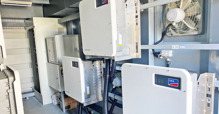專業維運團隊-MA此次為項目提供了適用於直流側電壓1500 V系統的太陽能逆變器Sunny Highpower Peak3，其功率為150 kW, 相比傳統的組串式逆變器，它的集中式佈局設計使得直流線纜長，交流線纜短，減少了系統的線纜損失，從而減少發電損失；而Peak3本身的組串式產品特點也便於客戶現場安裝施工以及後期的運維。