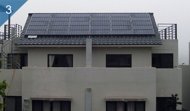 太陽能民宅多屬於小型系統，民宅裝設太陽能設備，既供應家戶日常用電，若有餘裕，還可賣電