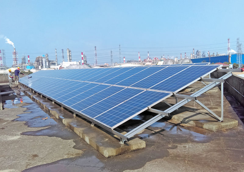 太陽能光電板清洗-近年來台灣太陽能系統建置量以倍數成長，但因太陽能電廠物理串組效應之緣故，一旦單一模組電流相較其他模組的平均值低落時，將會影響同一串列模組之發電量，伴隨地區環境的空污、鹽害、沼氣、排風排水設備、降雨機率少…等因素，造成包含落塵、沼氣、油污、鳥糞、沼氣易於附著於面板上，最高可造成面板發電效能減少 60~70%的功率。
